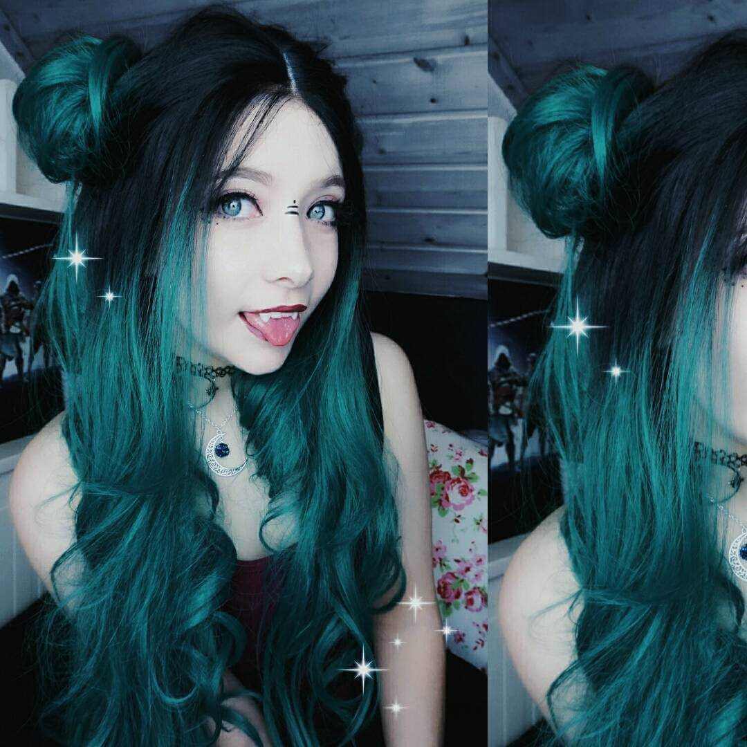 Green Middle Part Long Wavy Wig